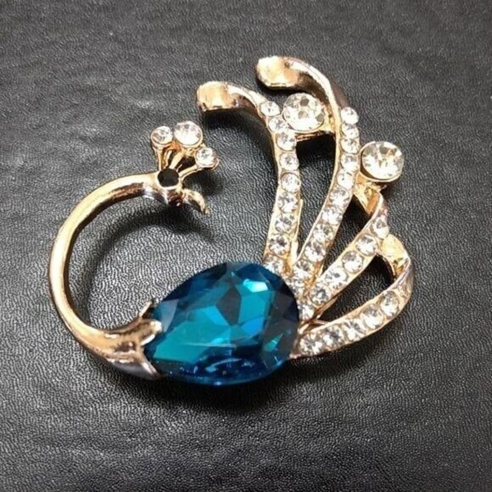 Gold tone peacock brooch blue rhinestone - Picture 2 of 8